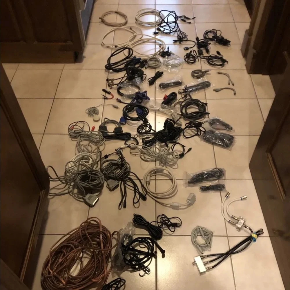 Mixed lot of 70 computer cables
